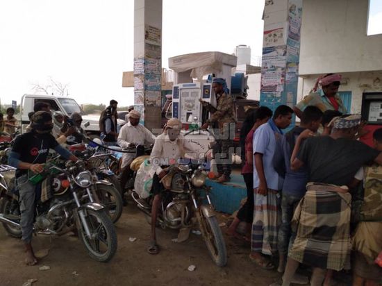 الدبة بـ 8 آلاف ريال.. أزمة نفط في أبين تنعش السوق السوداء( صور)