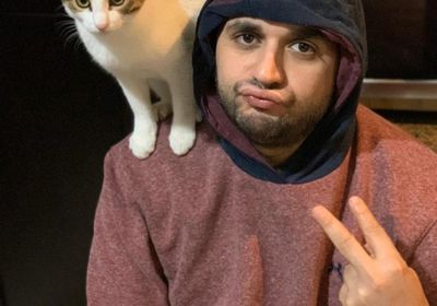 مصطفى خاطر بصورة مع قطته :حاسس إني مربي صقر
