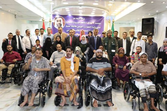 بالصور.. "زايد الإنسانية" توزع كراسي كهربائية على جرحى الجنوب بعدن