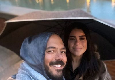 من إيطاليا.. محمود العسيلي ينشر صورة جديدة بصحبة زوجته