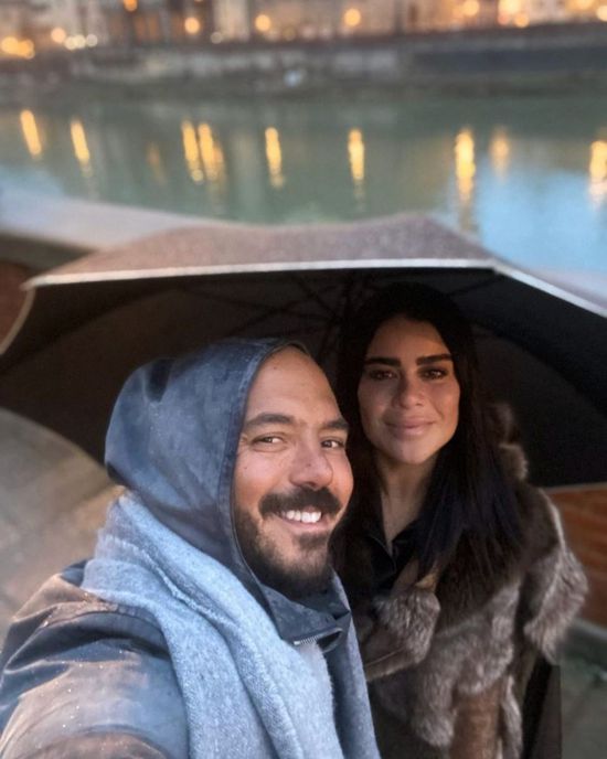من إيطاليا.. محمود العسيلي ينشر صورة جديدة بصحبة زوجته