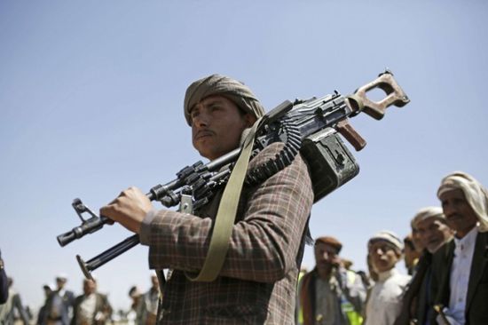 وجه المليشيات الإرهابي.. مشرفو الحوثي يُجنِّدون شبابًا للبقاء في مناصبهم
