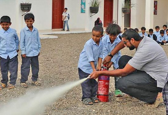 "خليفة الإنسانية" تنظم محاضرات توعوية بسقطرى عن كيفية استخدام طفايات الحريق &nbsp;