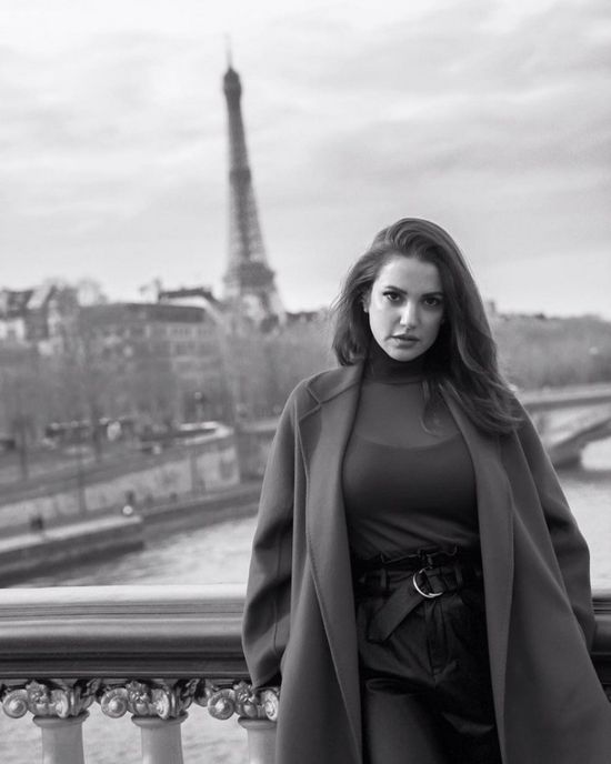 من أمام برج إيفل.. درة تنشر صور أحدث جلسة تصوير