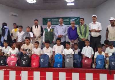 مركز الملك سلمان يوزع 5 آلاف حقيبة مدرسية بلحج (صور)