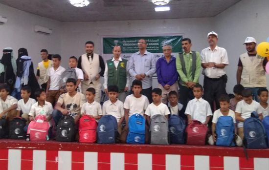 مركز الملك سلمان يوزع 5 آلاف حقيبة مدرسية بلحج (صور)