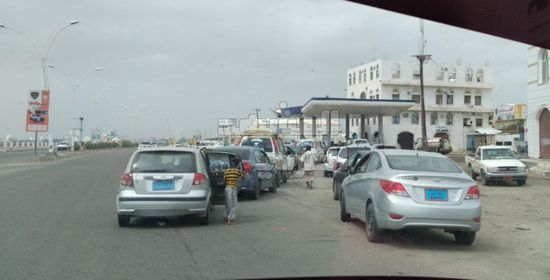 اختفاء الوقود من محطات عدن ينعش السوق السوداء (صور)