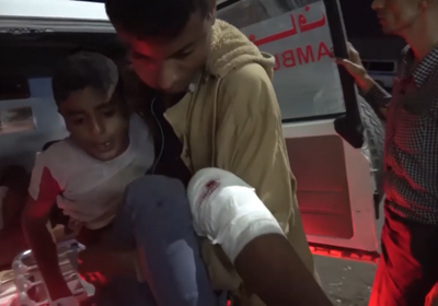 بينهم أطفال..إصابة 4 مدنيين جراء قصف حوثي على مدينة التحيتا (فيديو)