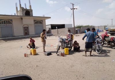 السوق السوداء ترفع سعر البنزين لـ 500 ريال للتر (صور)