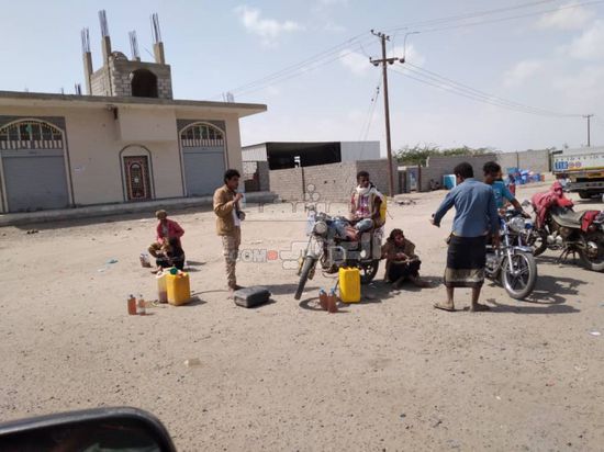 السوق السوداء ترفع سعر البنزين لـ 500 ريال للتر (صور)