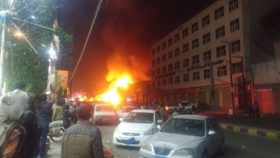 حريق هائل في سوق حوثية سوداء للوقود بصنعاء   