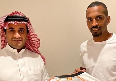 الشباب السعودي يدعم صفوفه بلاعب الهلال السابق