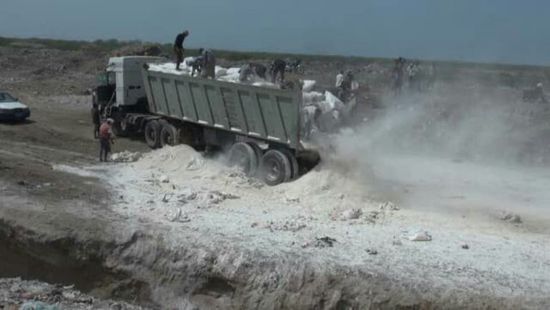 فساد مساعدات منعت مليشيا الحوثي توزيعها في الحديدة