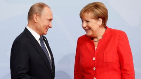 بوتين وميركل يبحثان الخطة الأمريكية للسلام