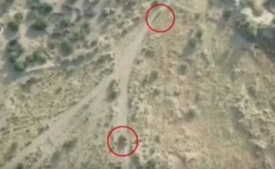دبابة وطقم حوثي يهربان من القوات المشتركة بالدريهمي (فيديو)