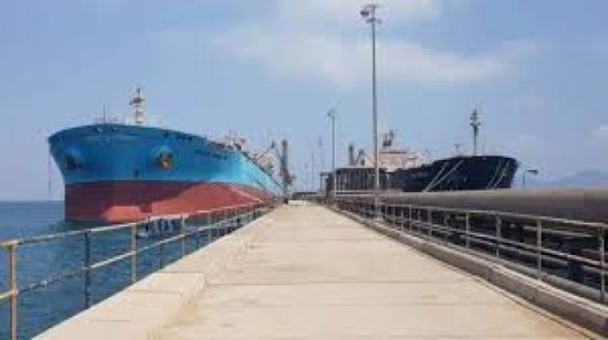 سفينة بنزين ترسو في ميناء الزيت