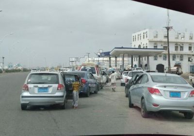 ضخ كميات من بنزين السيارات للمحطات بعدن