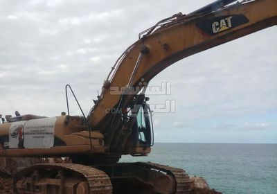 فرق "خليفة الإنسانية" تواصل توسعة طريق حيبق بسقطرى