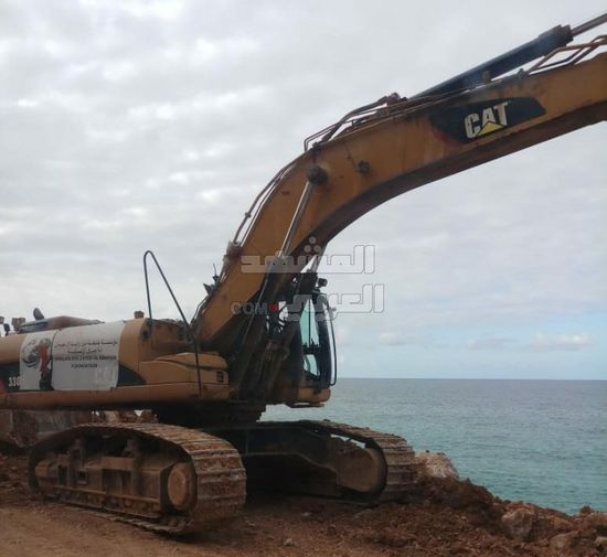 فرق "خليفة الإنسانية" تواصل توسعة طريق حيبق بسقطرى