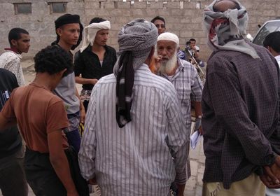 لتأخر شراء محول لمنطقتهم.. مواطنون يحتجون أمام كهرباء لحج