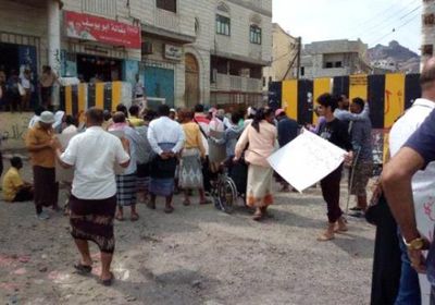 ضحايا العدوان الحوثي بعدن يحتجون على إهمال علاجهم