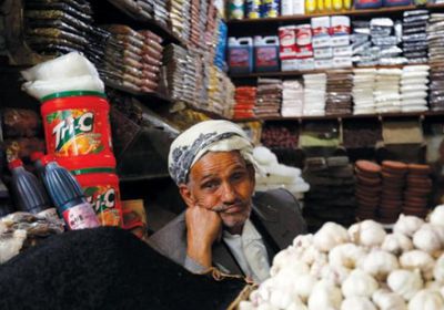 لمنع العملة الجديدة.. الشرق الأوسط: انكماش حركة التجارة في صنعاء 