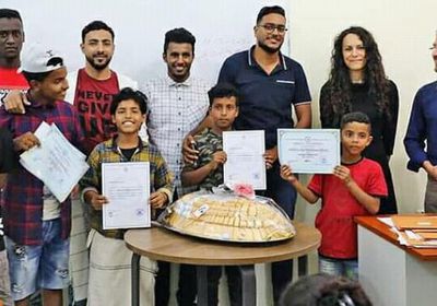 في سقطرى.. 90 طالبا ينهون دورات تعليمية بمنحة إماراتية  
