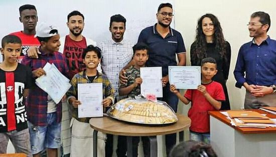 في سقطرى.. 90 طالبا ينهون دورات تعليمية بمنحة إماراتية  