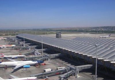 إسبانيا تغلق مطارا في مدريد بعد رصد طائرات مسيرة بمحيطه