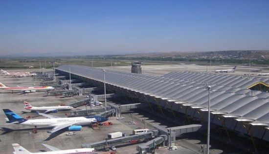 إسبانيا تغلق مطارا في مدريد بعد رصد طائرات مسيرة بمحيطه