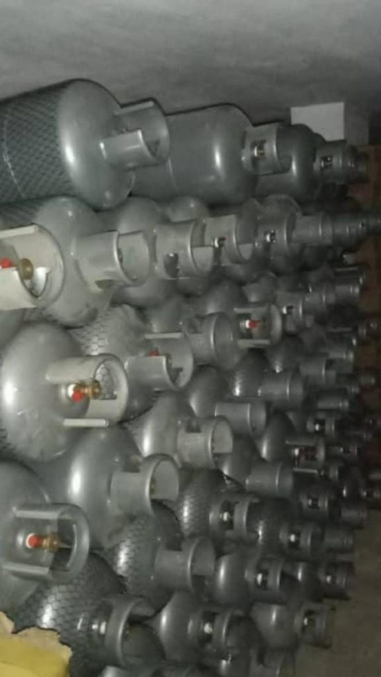 إتلاف أسطوانات غاز مخالفة للمعايير في عدن (صور)