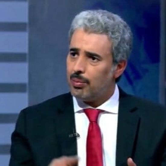 الأسلمي يهاجم علي محسن الأحمر.. ويصفه بالأب الروحي للإرهاب