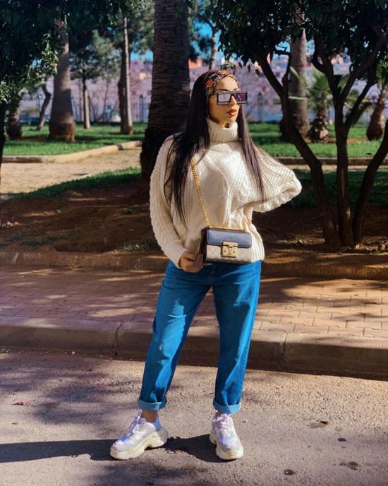 دنيا بطمة تجذب الأنظار بإطلالة شتوية جديدة (صور)