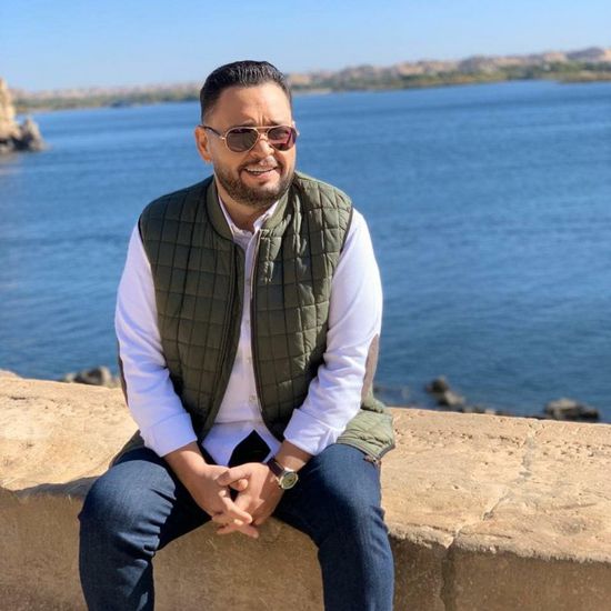 أحمد رزق ينشر صوره في كواليس "بخط الإيد"