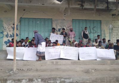 بالصور..شباب يحتجون على تدهور الوضع الرياضي في أبين