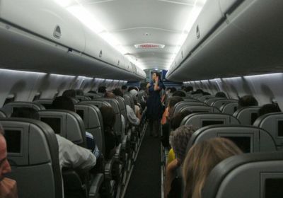  راكب كندي يدعي إصابته بفيروس كورونا ويجبر الطائرة على العودة 