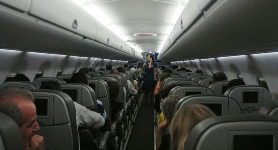  راكب كندي يدعي إصابته بفيروس كورونا ويجبر الطائرة على العودة 