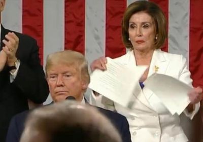 أمام الكونجرس.. ترامب يتجاهل يد بيلوسي.. والأخيرة تمزّق خطابه