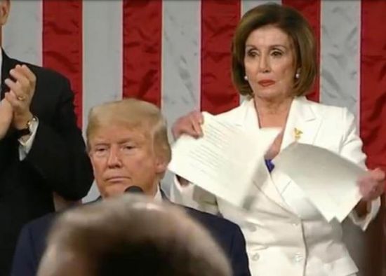 أمام الكونجرس.. ترامب يتجاهل يد بيلوسي.. والأخيرة تمزّق خطابه