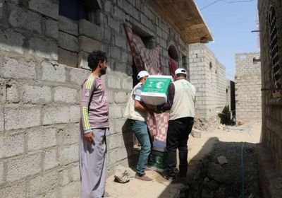 مركز الملك سلمان يقدم 300 سلة غذائية للنازحين من صنعاء