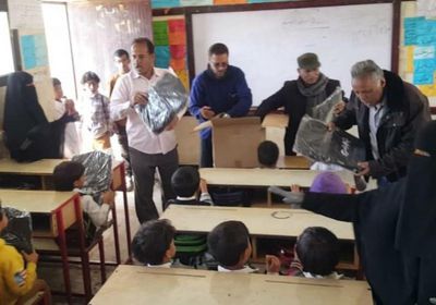 بدعم اليونسيف.. توزيع 3 آلاف حقيبة مدرسية على طلاب مديرية المفلحي بلحج