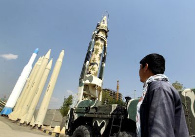 منصات صواريخ وسط "المساكن".. إرهاب حوثي فاق الحدود