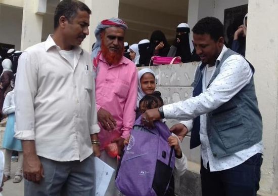 بدعم من "سلمان للإغاثة" "واليونسيف"..توزيع 3 آلاف حقيبة مدرسية في مديرية حالمين