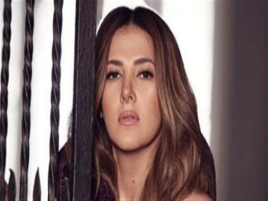 بعد إشادتها بأعمالها..دنيا سمير غانم لشويكار :شرف كبير ليا