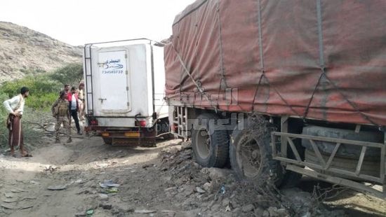 تعطل حركة السير بطريق نقيل الربوة في ردفان بسبب انحراف شاحنة عن مسارها