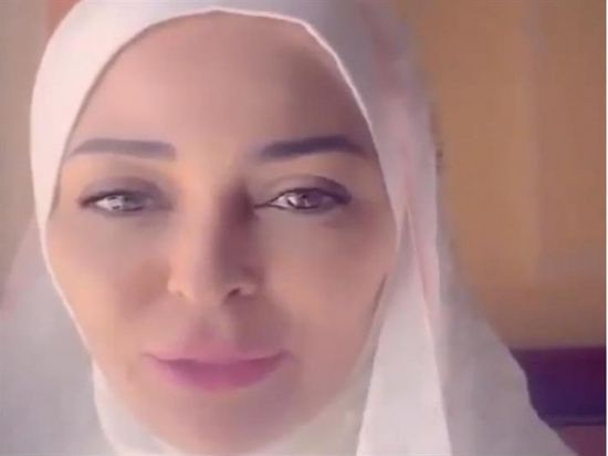 داليا البحيري تؤدي مناسك العمرة (فيديو)