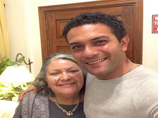 آسر ياسين يحتفل بعيد ميلاد والدته