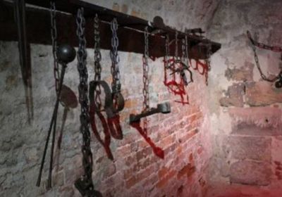  "صفعة من الداخل".. قيادي حوثي يفضح المآسي في سجون المليشيات