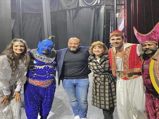 ساندرا نشأت تزور فريق عمل مسرحية "علاء الدين" في أول عروضه في مصر