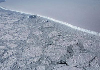 أكبر جبل جليدي يقترب من مياه المحيط